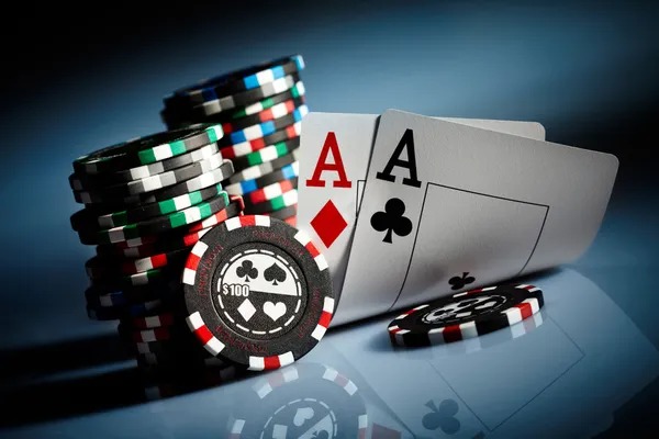 donototo platform showing live-dealer tables and sportsbook on mobile device