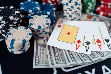 donototo live-dealer blackjack interface on mobile phone screen showing real-time game table and betting controls